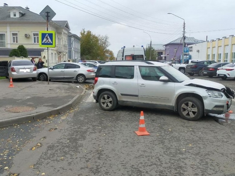 Дэу от удара после ДТП вынесло на тротуар: пострадала пешеход - Вологда ...