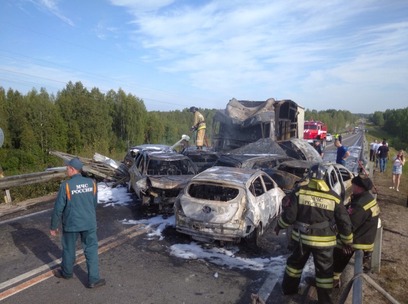 Арестован водитель фуры, врезавшейся в колонну машин - Вологда и ...