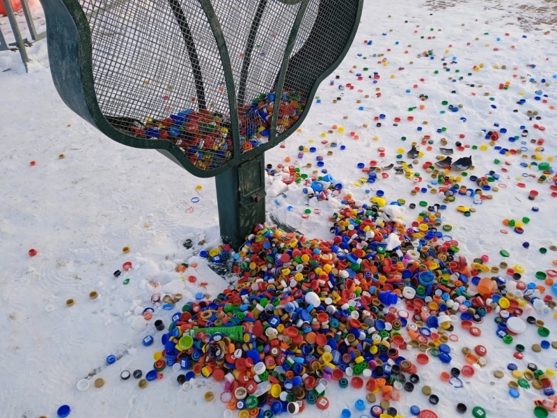 Вандалы разгромили контейнер для сбора крышек в Соколе - Вологда и ...