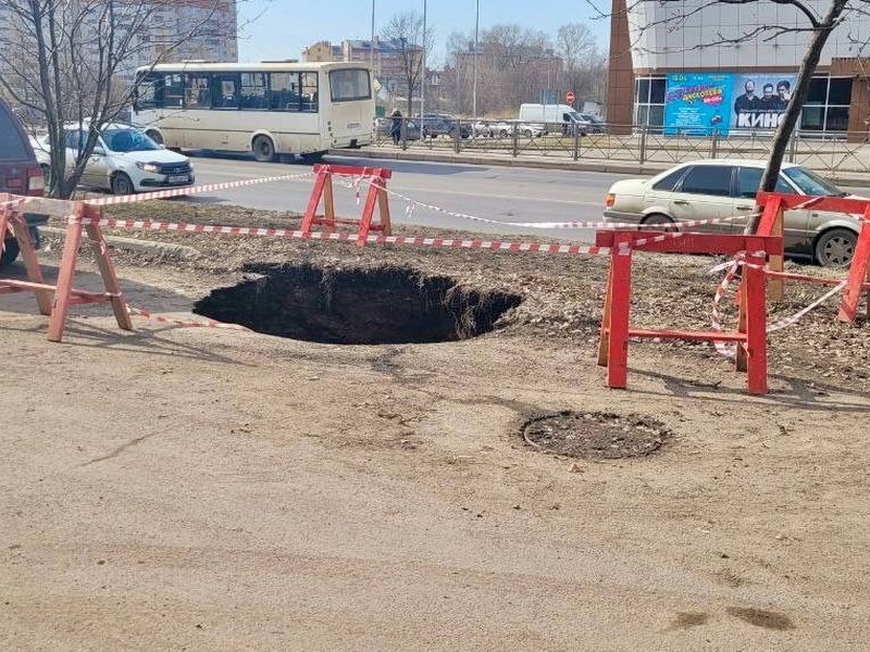 На улице Конева земля ушла из-под колес - Вологда и Вологодская область ...