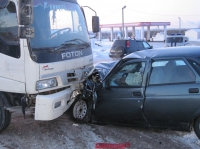 Восьмилетний мальчик пострадал в аварии двух грузовиков и легковушки в Вологодской области